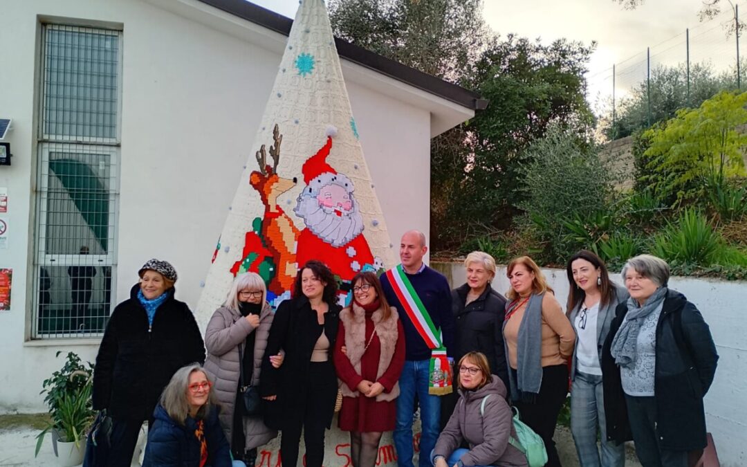 Successo per l’inaugurazione dell’Albero di Natale all’Uncinetto e per il Mercatino a Ponton dell’Elce di Anguillara