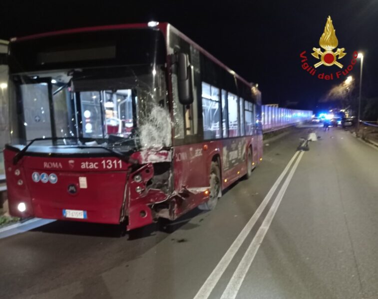 auto contro bus atac ostia 2