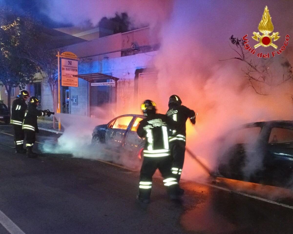 auto fiamme vvf vigili fuoco pompieri civitavecchia corso centocelle (2)