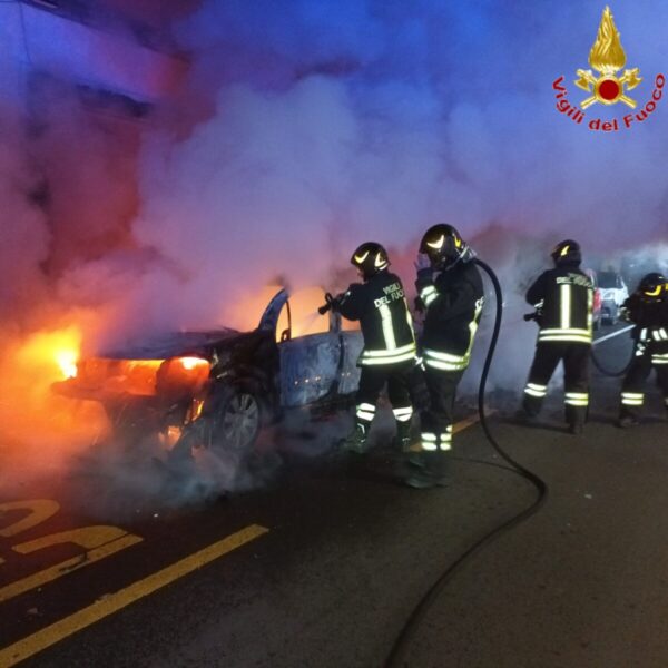 auto fiamme vvf vigili fuoco pompieri civitavecchia corso centocelle (2)