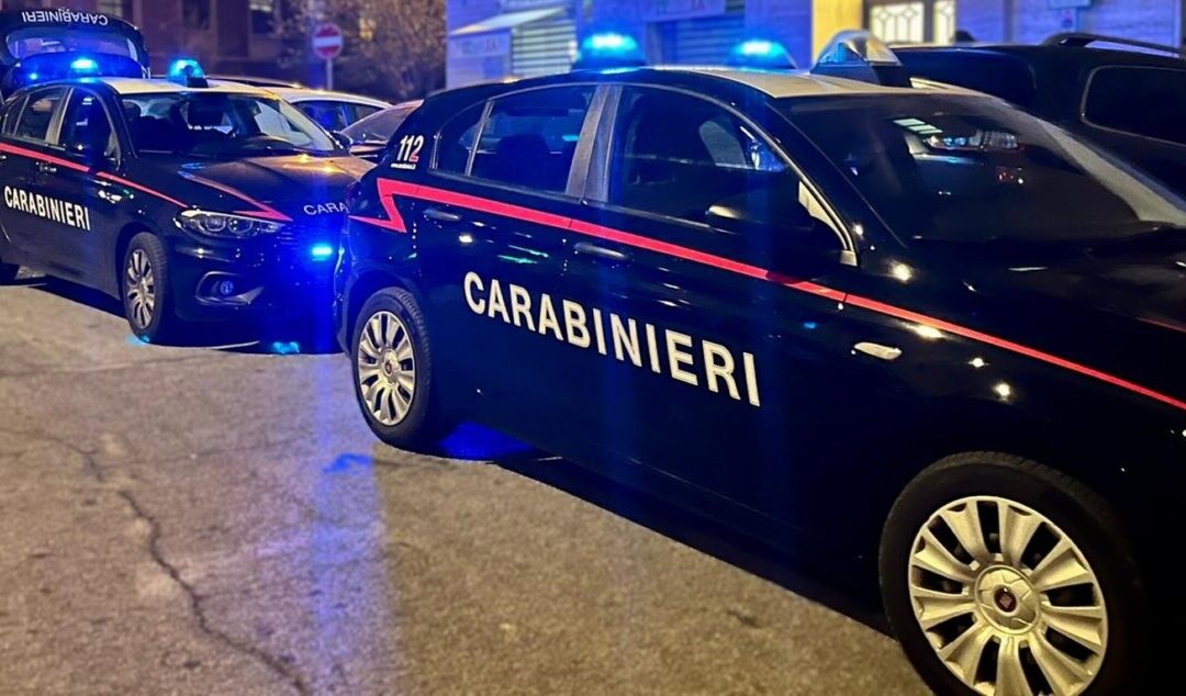 “Investi in bitcoin” e poi lo malmenano: due arresti dei Carabinieri a Fregene