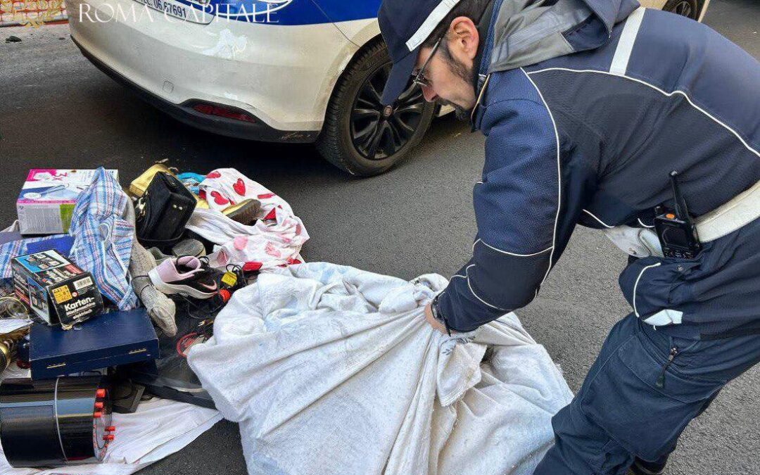 Mercatini illegali a Porta Portese e Villa Pamphili: Roma Capitale sequestra 5mila articoli e oltre 120 chili di alimenti, fermate 30 persone
