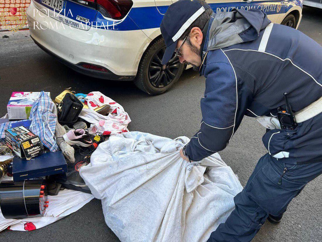 merce illegale mercati municipale roma capitale (1) merce illegale mercati municipale roma capitale (3)