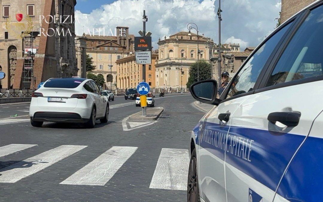 Entra nella ztl senza autorizzazione, con targa clonata e privo di assicurazione: beccato da Roma Capitale