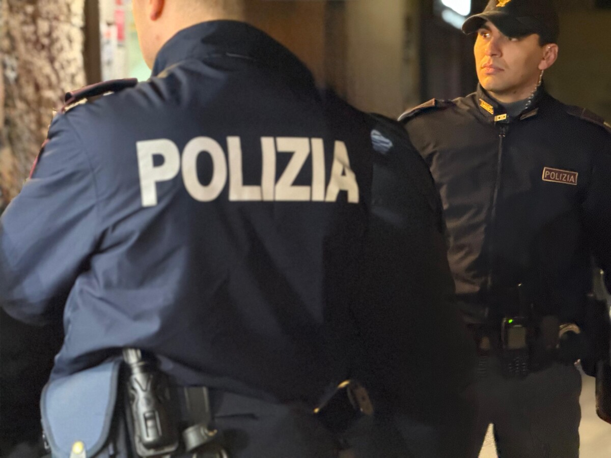 polizia spalle intervento