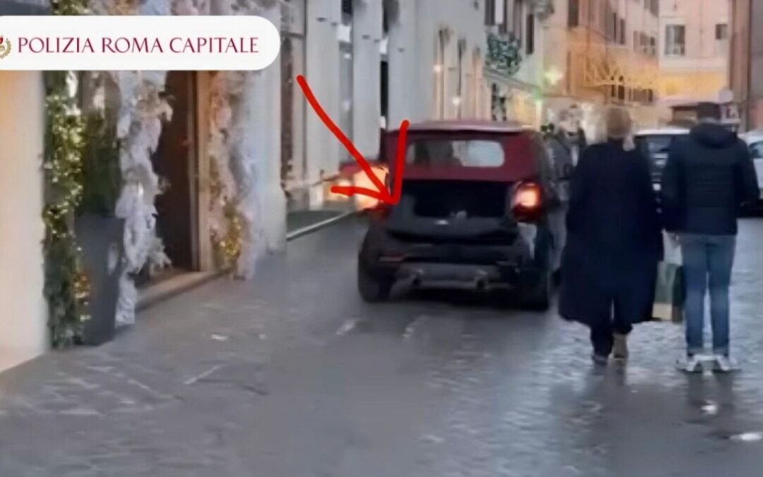 Cofano della Smart aperto per entrare nella ztl del Tridente senza permesso 