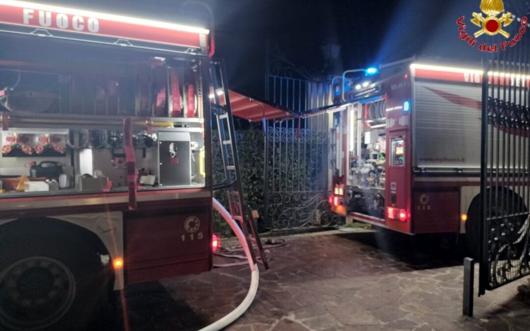 Tetto in fiamme a Bracciano, pompieri al lavoro