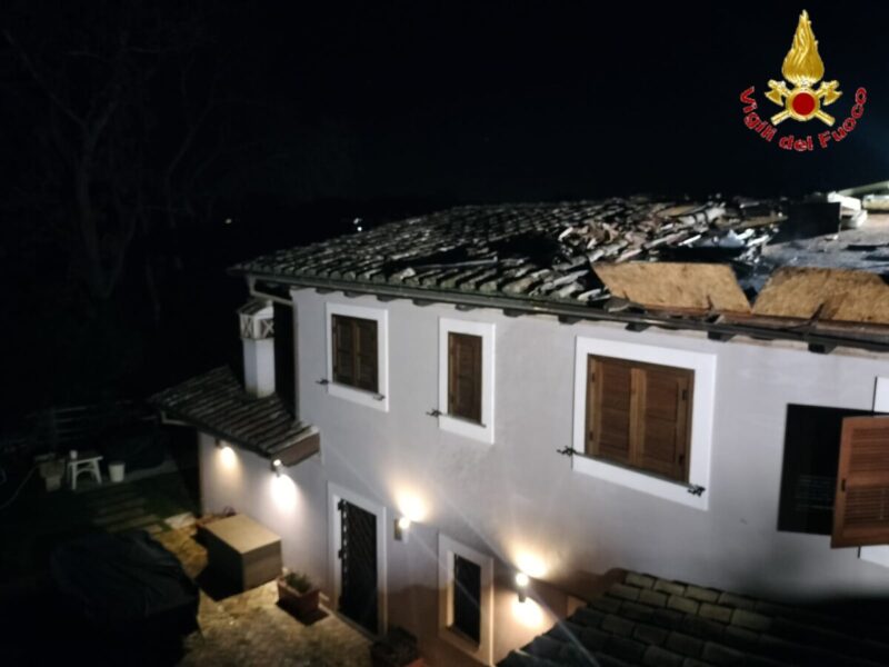 vvf vigili fuoco pompieri bracciano tetto