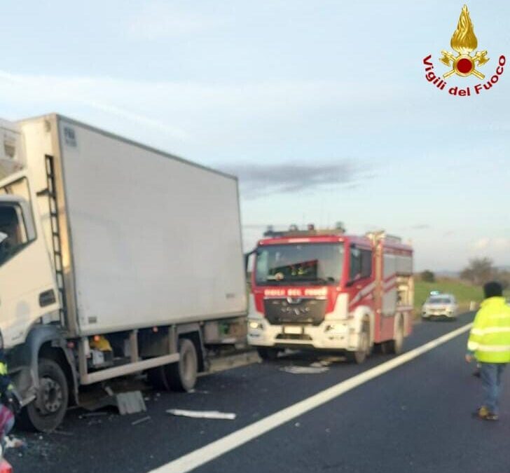 Incidente sulla A12 al km 20: camion contro il guard-rail, ferito l’autista