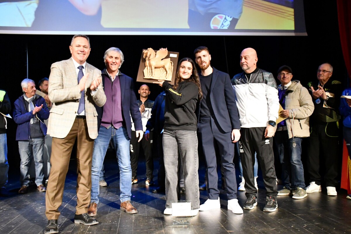 Al centro la vincitrice del premio Greta Ginestra jacopucci tarquinia
