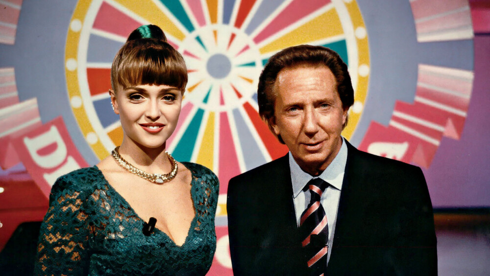 Mike bongiorno Paola-Barale-alla-ruota-della-fortuna Mike bongiorno Paola-Barale-alla-ruota-della-fortuna