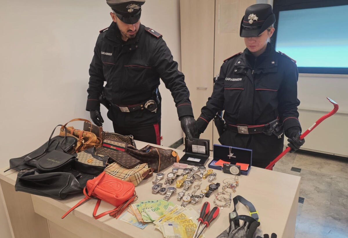 OSTIA - La refurtiva recuperata dai Carabinieri (2)