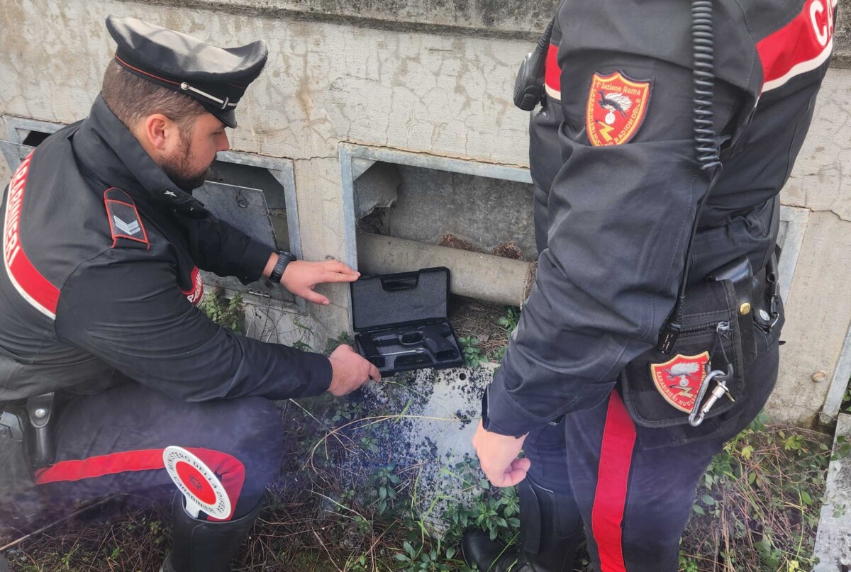 PROVINCIALE - La pistola a salve sequestrata dai Carabinieri (2)
