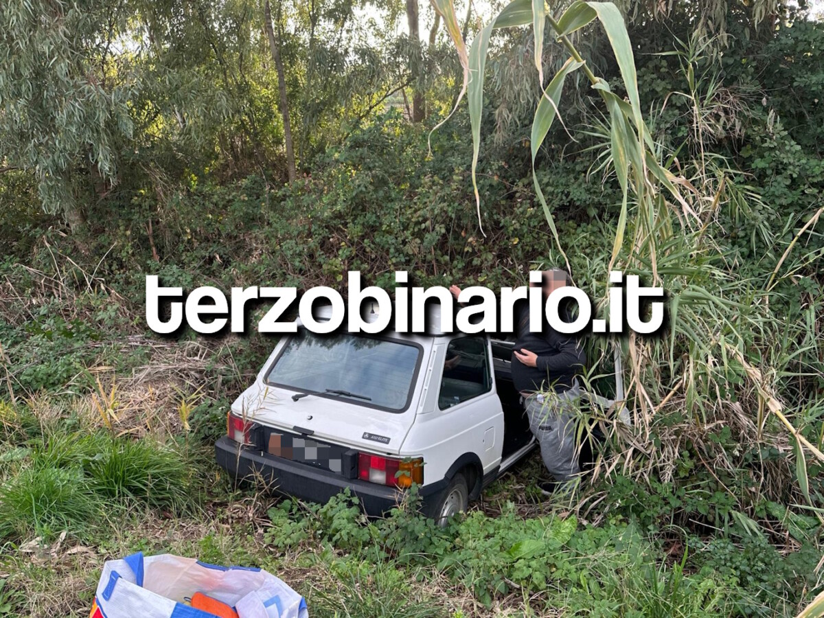 auto fuori strada pantano 11