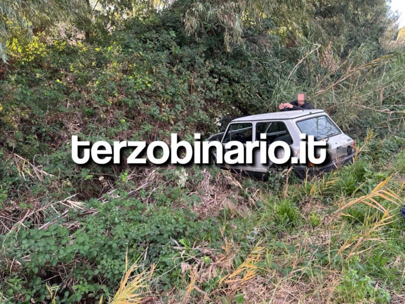 auto fuori strada pantano 11
