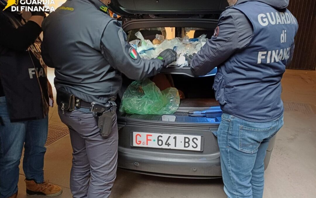 Madre e figlio con 7 kg di coca a Fiumicino, arrestati dalla Finanza