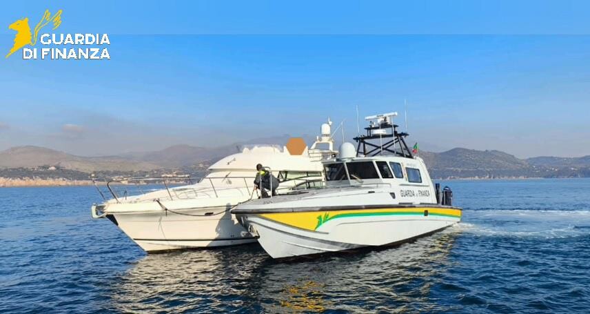 finanza roan abborda motoscafo