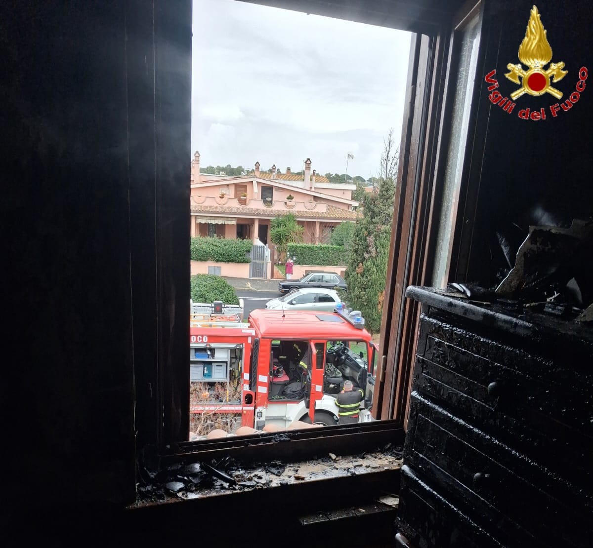 incendio villetta ladispoli vvf vigili fuoco pompieri