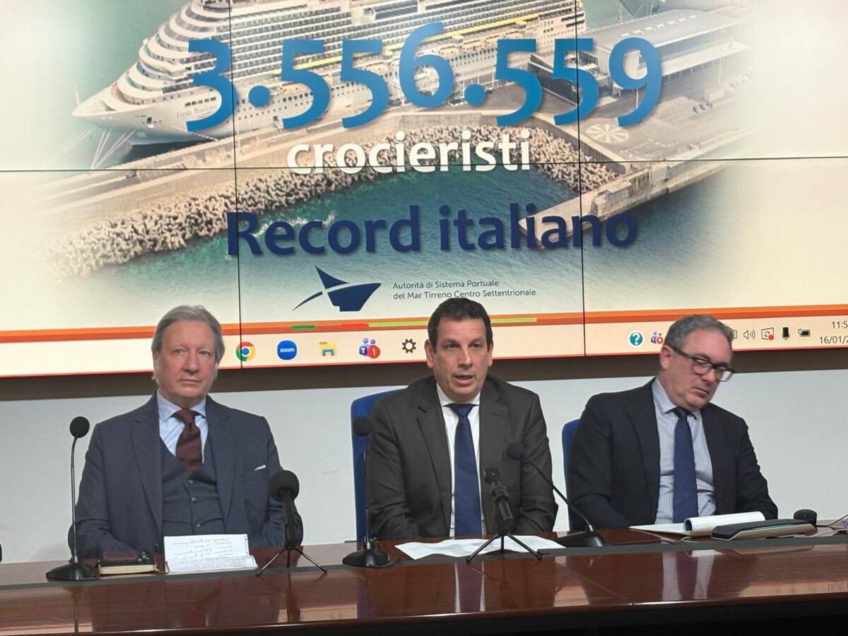 da sinistra, il Direttore Generale di Roma Cruise Terminal, John Portelli; al centro il Presidente dell'AdSP MTCS, Raffaele Latrofa; a destra il Segretario Generale ff. dell'AdSP, Maurizio Marini record croceristi civitavecchia