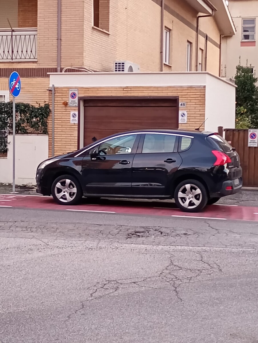 parcheggio su ciclabile ladispoli (1)