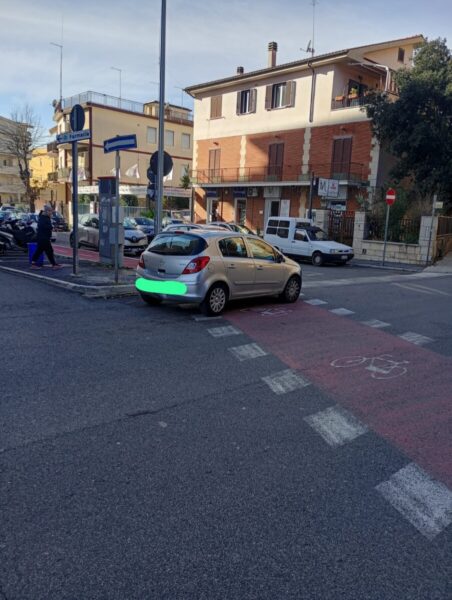 parcheggio su ciclabile ladispoli (1)
