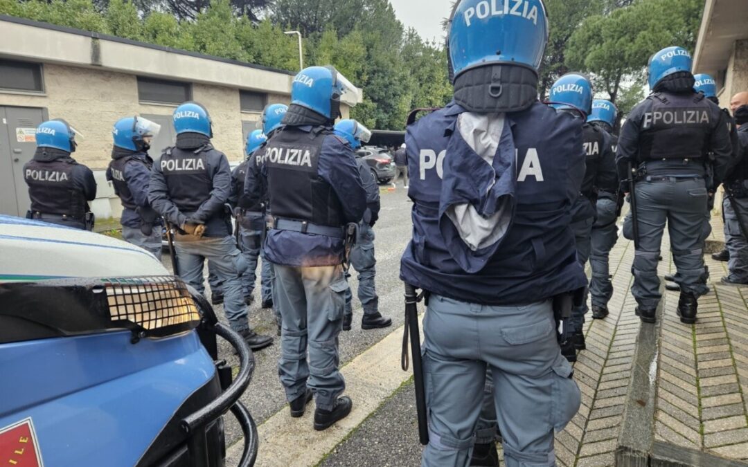 Scontri in A1 a Frosinone, la Polizia trova caschi e aste nei bus dei laziali