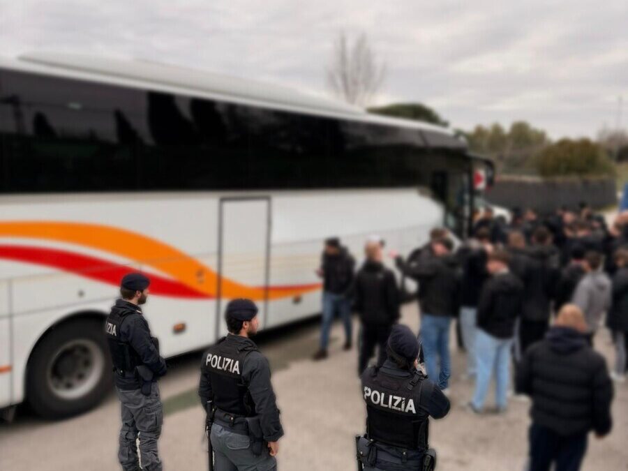 Roma-Stoccarda, bottiglie vuote e bastoni sui bus dei tifosi tedeschi