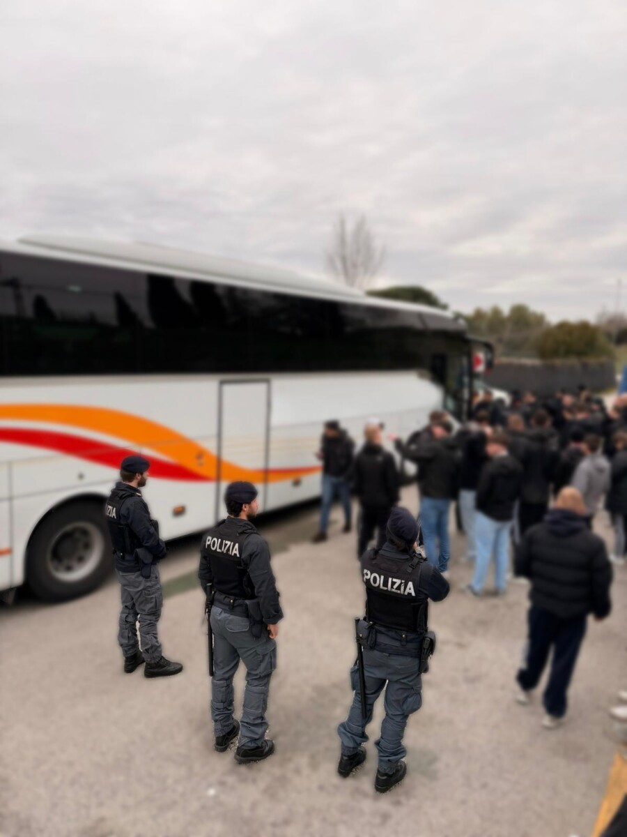 polizia tifosi tedeschi stoccarda aste bastoni bottiglie polizia tifosi tedeschi stoccarda aste bastoni bottiglie