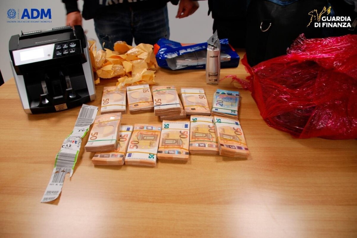 soldi denaro banconote finanza dogane civitavecchia soldi denaro banconote finanza dogane civitavecchia