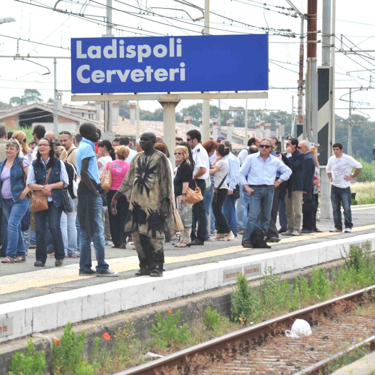 stazione-cerveteri-ladispoli pendolari in attesa binario