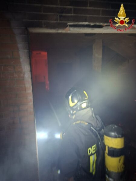villa abbandonata incendio santa marinella vvf vigili fuoco pompieri 3