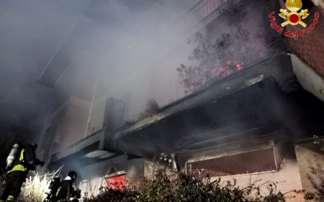 Brucia una villa abbandonata a Santa Marinella