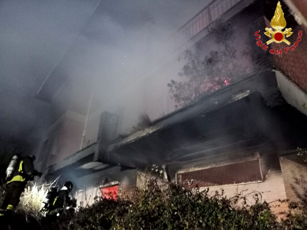 villa abbandonata incendio santa marinella vvf vigili fuoco pompieri 3
