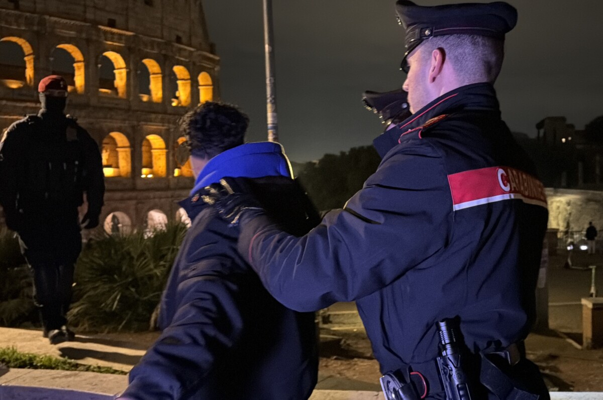 Colosseo Carabinieri con metal-detector per possesso coltelli perquisizione maranza (2)