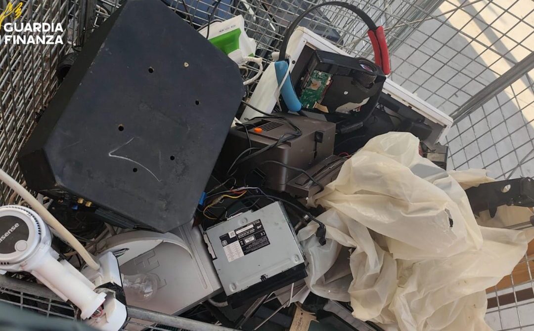 Trasportava quasi una tonnellata di rifiuti pericolosi, bloccato dalla Finanza fra Cerveteri e Fiumicino