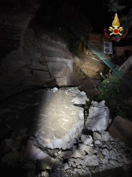 crollo muro contenimento campagnano vvf vigili fuoco pompieri 1