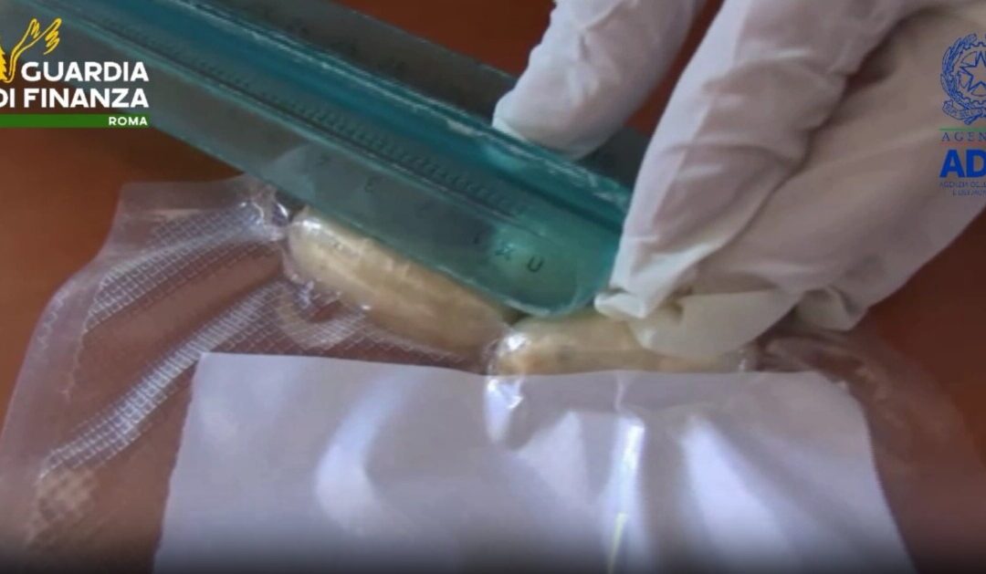 Ingoia un kg di coca in ovuli, fermata una latina a Fiumicino
