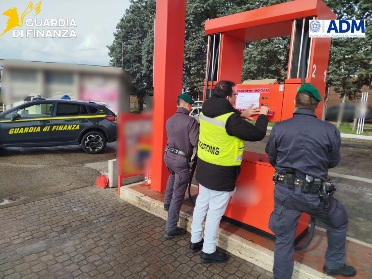 finanza pompe benzina distributore dogane siglli (1) finanza pompe benzina distributore dogane siglli