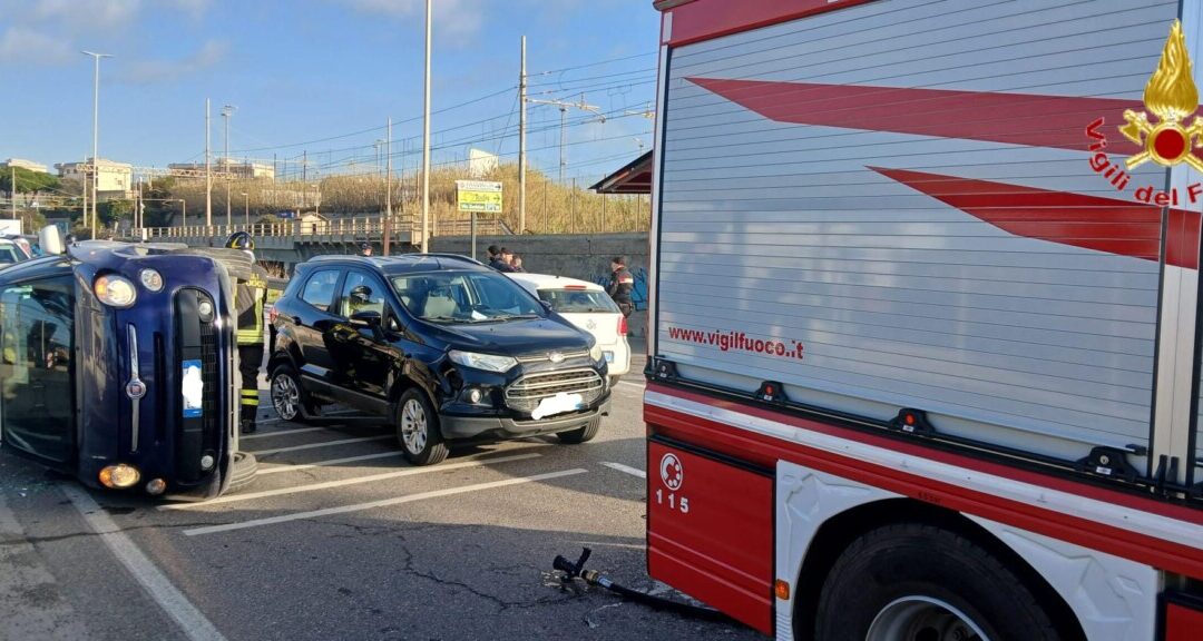 Incidente sull’Aurelia Sud, auto cappottata a Civitavecchia