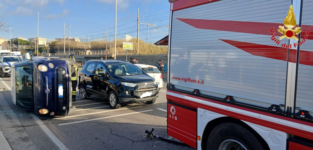 incidente aurelia sud civitavecchia auto cappottata vvf vigili fuoco pompieri incidente aurelia sud civitavecchia auto cappottata vvf vigili fuoco pompieri