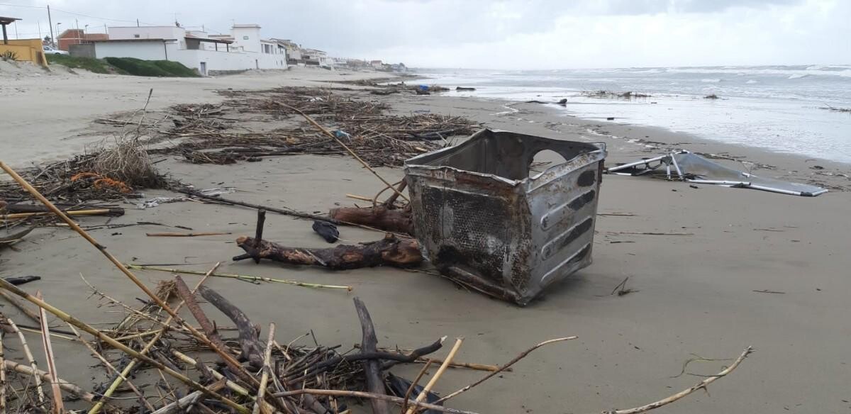 mareggiata rifiuti litorale mareggiata rifiuti litorale