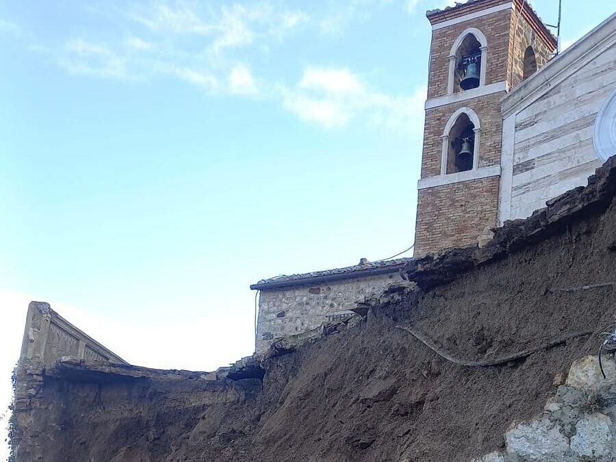 Crollo alla Rocca di Tolfa, il Comune: “Subito al lavoro coi tecnici per la sicurezza dei cittadini e la tutela del patrimonio storico”