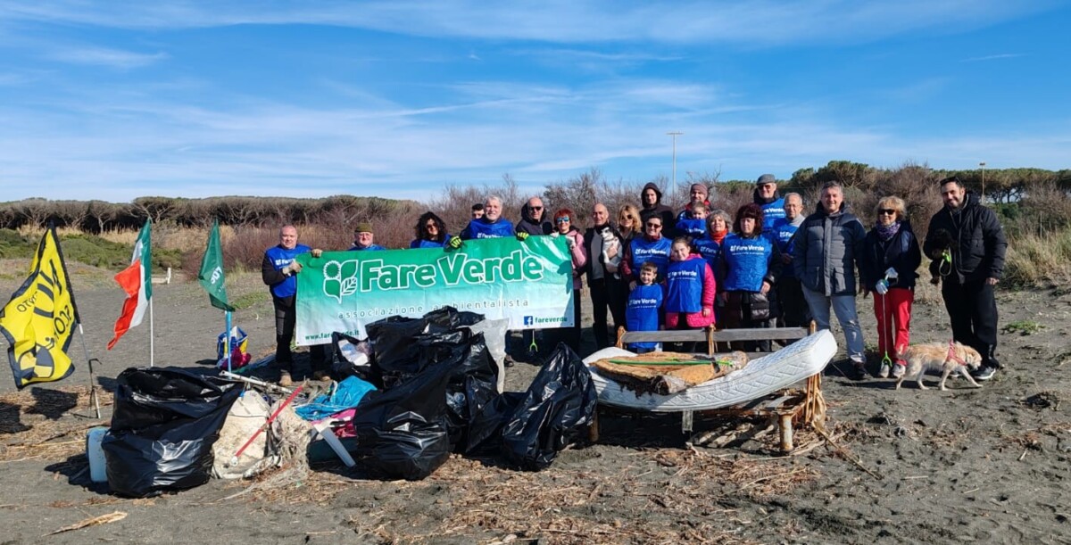 tarquinia, spiaggia spinicci, divano materasso domenica 1 febbraio 2026, mare d'inverno fare verde