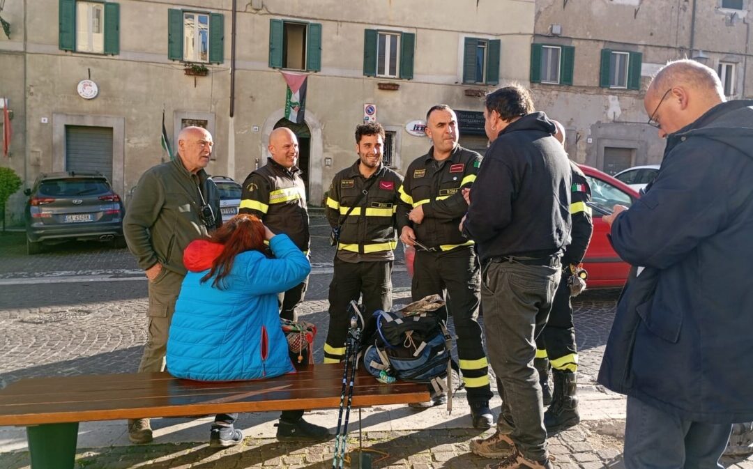 Escursionista si perde nei boschi di Allumiere, lo trovano pompieri e Prociv