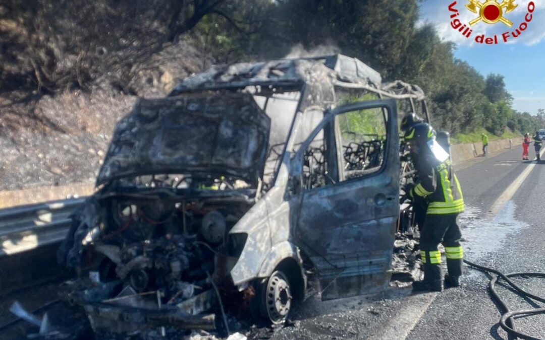 Furgone in fiamme al km 55 della A12