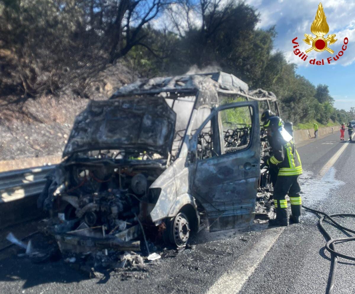 Furgone in fiamme al km 55 della A12 vvf vigili fuoco pompieri civitavecchia (1) Furgone in fiamme al km 55 della A12 vvf vigili fuoco pompieri civitavecchia (1)