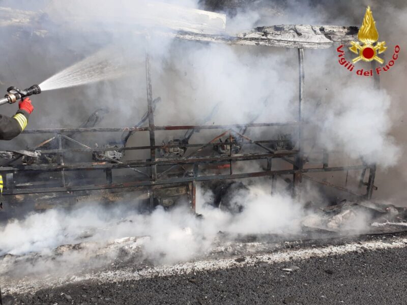 Furgone in fiamme al km 55 della A12 vvf vigili fuoco pompieri civitavecchia (1)