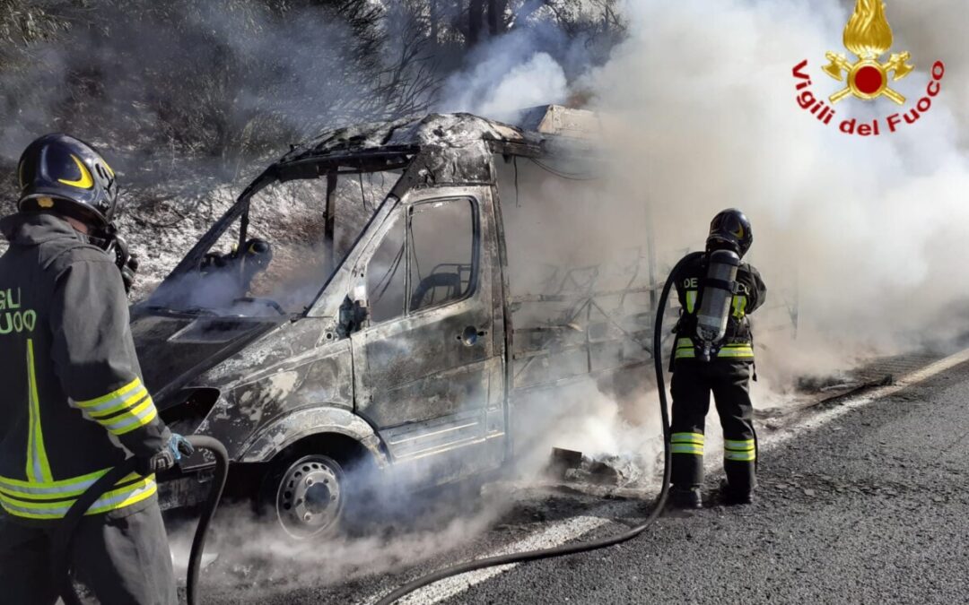Furgone in fiamme sulla A12, i pompieri lo mettono in sicurezza