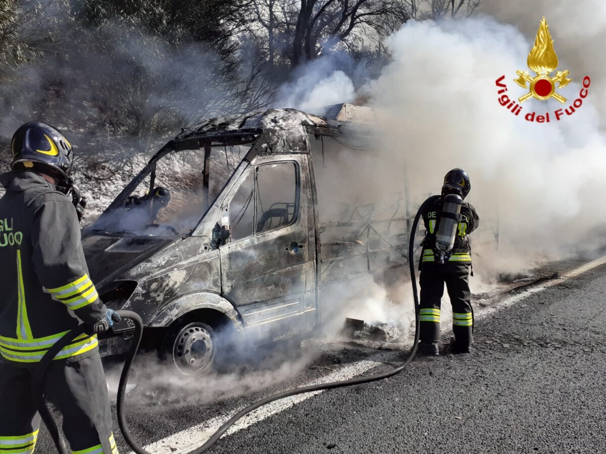 incendio furgone a12 vvf vigili fuoco pompieri civitavecchia 1