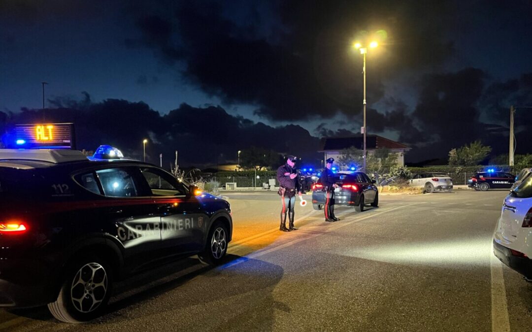 Rubano un’auto poi si schiantano fuggendo dai Carabinieri a Ostia